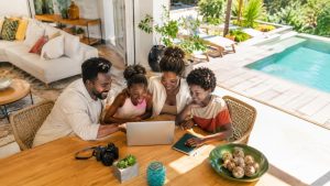 Louer son logement aux vacanciers : soigner l’annonce avant de baisser le prix