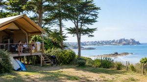 Camping à Dinard : l'art de poser sa tente (ou son van) les pieds dans l'eau